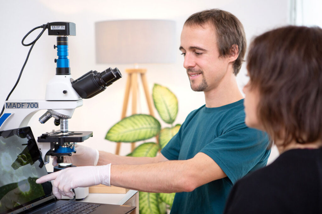Gregor Metzger bei der Dunkelfeldmikroskopie